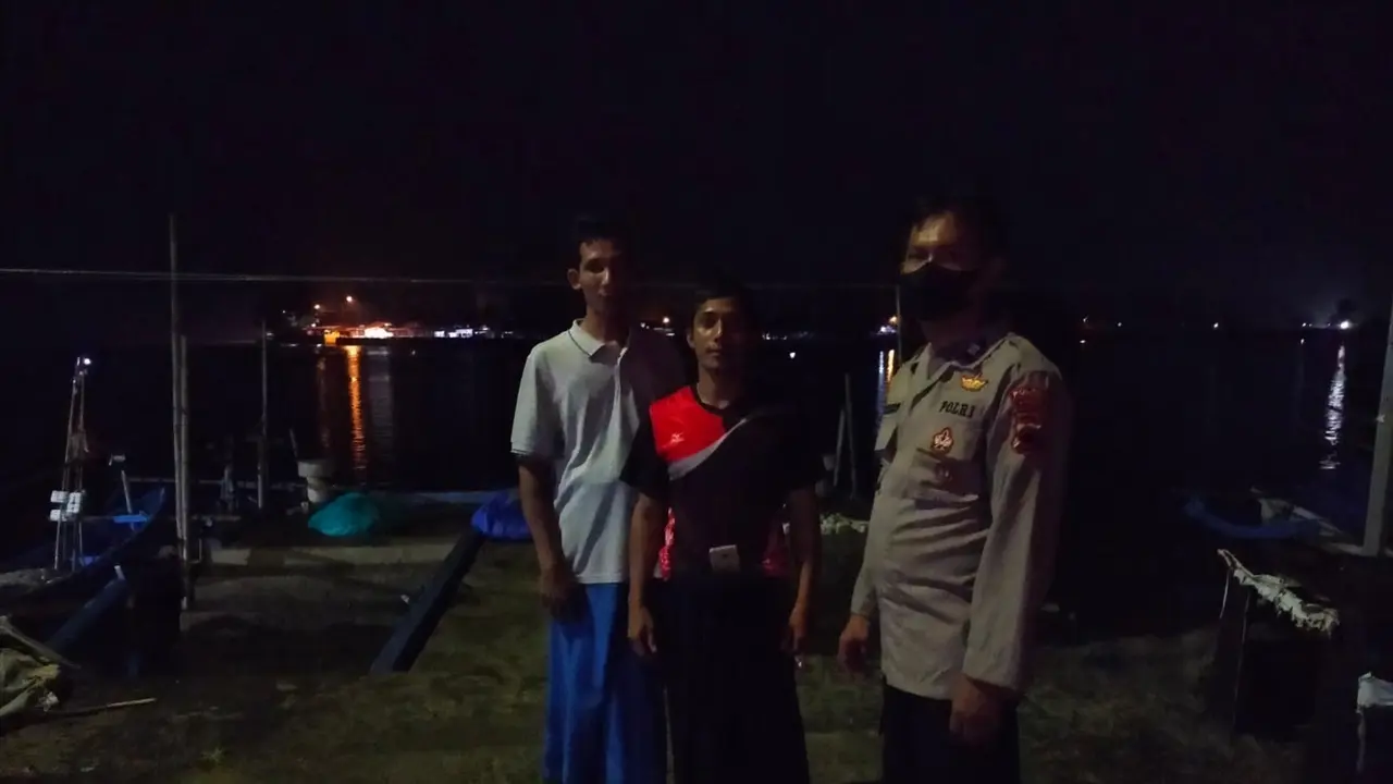 Kapal nelayan terbalik di laut selatan Kebumen, Jawa Tengah. Satu orang dinyatakan hilang. (Foto: Liputan6.com/Humas Polres Kebumen)