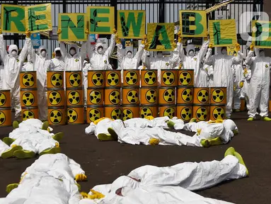 Aktivis Greenpeace saat menggelar aksi damai kreatif menolak energi nuklir di depan Gedung DPR, Jakarta, Jumat (13/3/2020). Aksi ini bagian dari peringatan sembilan tahun bencana Fukushima. (Liputan6.com/Johan Tallo)