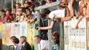 DEMI SELFIE – Seorang fans mencoba untuk mendapatkan foto pemain PSG yang tengah duduk di bangku cadangan tim. (Bola.com/Reza Khomaini)