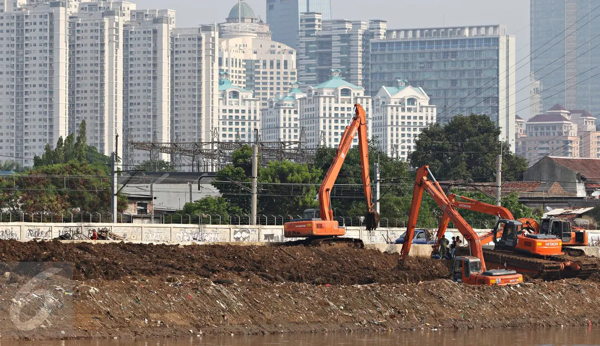 Eskavator melakukan pengerukan lumpur di Kanal Banjir Barat, Jakarta, Kamis (26/11/2015). Pengerukan tersebut guna mengantisipasi datangnya musim hujan yang dikhawatirkan dapat mengakibatkan banjir di Jakarta. (Liputan6.com/Immanuel Antonius)
