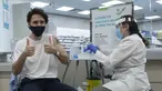 Perdana Menteri Kanada Justin Trudeau (kiri) mengacungkan jempol usai menerima vaksinasi COVID-19 AstraZeneca di Ottawa, Kanada, Jumat (23/4/2021). Trudeau disuntik vaksin AstraZeneca dalam upaya meyakinkan publik Kanada soal keamanannya. (Adrian Wyld/The Canadian Press via AP)
