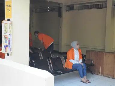 Terdakwa kasus penyebaran berita bohong atau hoaks, Ratna Sarumpaet saat menunggu di TPS 15 rutan Polda Metro Jaya, Rabu (17/4). Ratna Sarumpaet tiba mengenakan baju tahanan berwarna oranya, kemeja putih serta jeans berwarna biru. (Liputan6.com/Herman Zakharia)