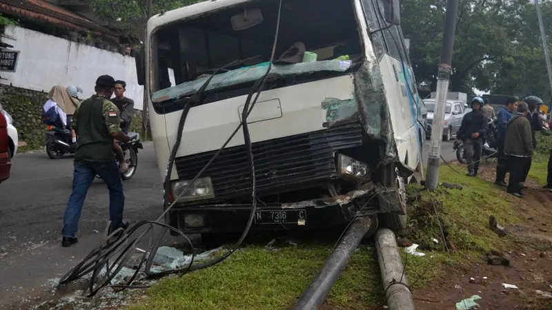 Histeris para Siswa saat Bus Sekolah Tabrak Tiang Listrik