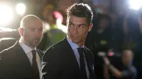 Megabintang Real Madrid Cristiano Ronaldo tiba di hotel tempat skuad timnya menginap untuk penyelenggaraan laga final Liga Champions di Keiv, Kamis (24/5). Baik pemain dan pelatih Madrid mengenakan setelah jas yang rapi saat tiba. (AP/Sergei Grits)