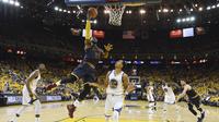 Lebron James saat melawan Golden State Warriors pada laga Final NBA, Kamis (1/6/2017) (Kyle Terada/Pool Photo via AP)