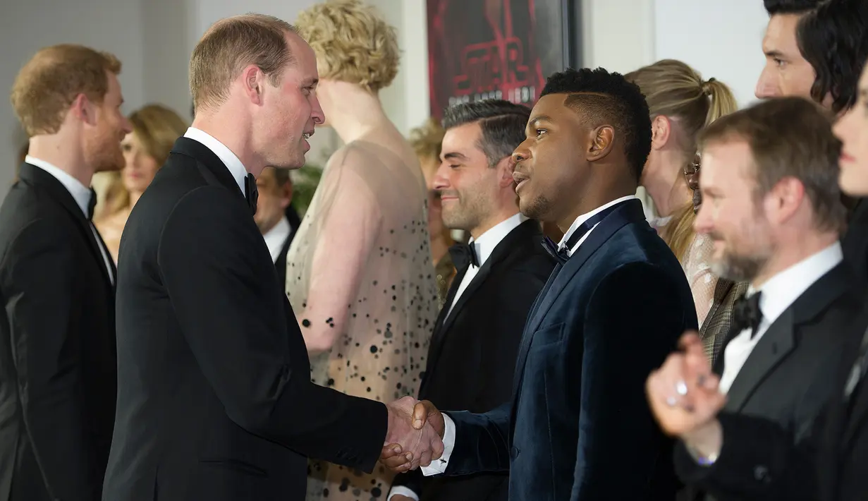 Pangeran William dan aktor John Boyega berbincang saat menghadiri premiere film Star Wars: The Last Jedi di The Royal Albert Hall, London, Selasa (12/12). William dan Pangeran Harry muncul dalam film itu sebagai cameo. (Eddie Mulholland/Pool Photo via AP)