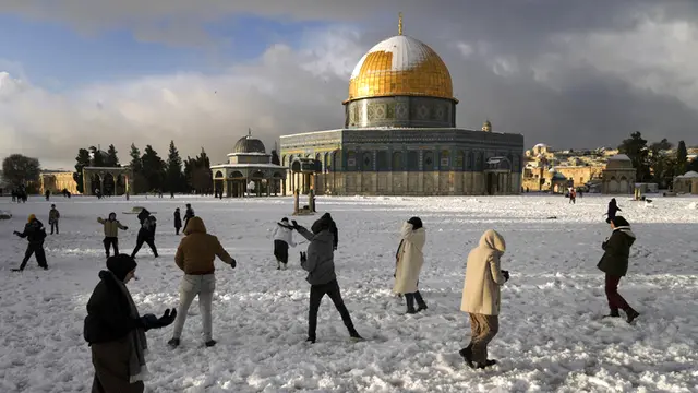 FOTO: Salju Selimuti Kompleks Masjid Al-Aqsa