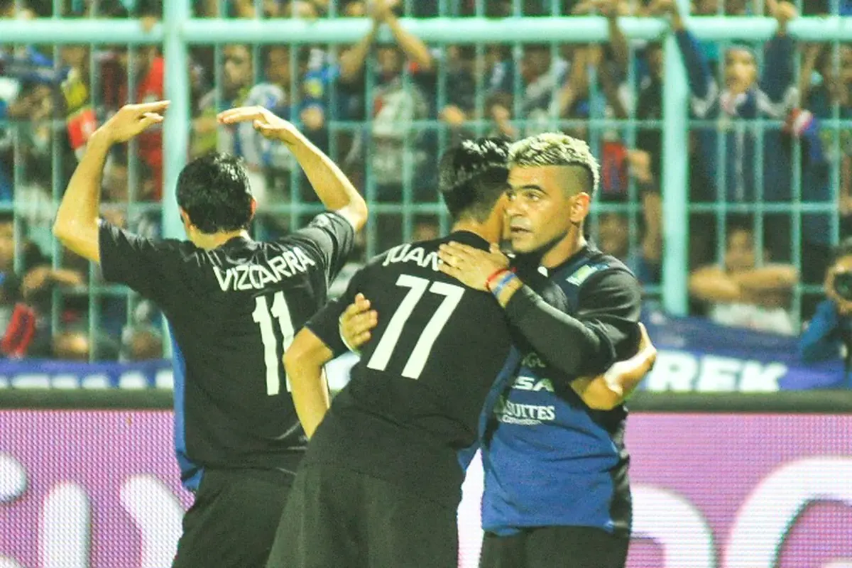Babak I: Diwarnai 2 Kartu Merah, Arema Ungguli Mitra Kukar 2-1