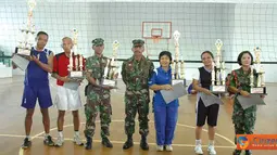Citizen6, Surabaya: Wadan Kobangdikal, Brigjen Mar Verry Kunto sedang berfoto bersama dengan Juara I,II,III Putra dan Putri Bola Volly, dalam rangka memperingati Hari Pendidikan TNI AL (Hardikal) ke-65. (Pengirim: Rohman Arif)