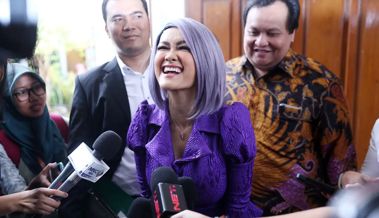 Sekitar pukul 11.30 WIB, Jupe tiba di Pengadilan Negeri didampingi kuasa hukumnya. Ia mengenakan atasan ungu dengan rok hitam sesuai dengan rencananya serta wig. (Nurwahyunan/Bintang.com)