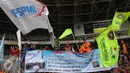 Sebuah spanduk berisi tuntutan buruh saat May Day 2016 di GBK, Jakarta, Minggu (1/5) GBK merupakan titik kumpul para Buruh dalam penyampaian aspirasi buruh saat Perayaan Buruh Internasional. (Liputan6.com/Helmi Afandi)