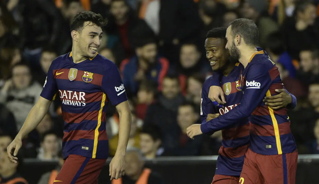 Pemain Barcelona, Wilfrid Kaptoum (tengah) merayakan golnya bersama rekan-rekannya pada leg kedua semifinal Copa Del Rey di Stadion Mestalla, Valencia, Kamis (11/2/2016) dini hari WIB. (AFP/Jose Jordan)