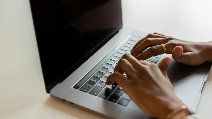 Sering Pegal Saat Kerja? Ini Kebiasaan Wrist and Hand Stretch yang Bisa Mencegah Nyeri dan Cedera