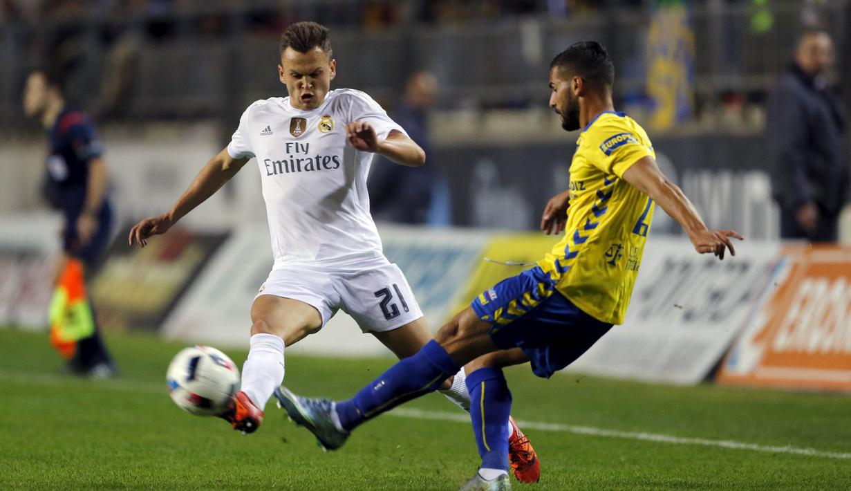 Pemain Real Madrid, Cherishev (kiri) berebut bola dengan pemain Cadiz, Cristian Marquez pada laga Copa del Rey (King's Cup) di Stadion Ramon de Carranza, Cadiz, Kamis (3/12/2015) dini hari WIB. (REUTERS/Marcelo del Pozo)