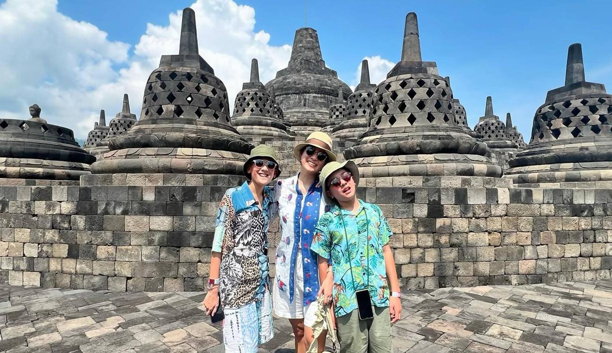 Enggak hanya jalan-jalan di kaki candi, Marcella Zalianty bersama kedua buah hatinya pun sempat mendaki ke atas Candi Borobudur. Terlihat bahwa saat ini suasana di atas candi terlihat sepi. Momen liburan ini pun memperlihatkan bahwa saat ini anak-anak Marcella Zalianty kini sudah semakin besar. (Liputan6.com/IG/@marcella.zalianty)