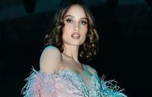 Gaya Seksi Cinta Laura Tampil dalam Balutan Gaun Mini dan Selendang Bulu di JFW 2025