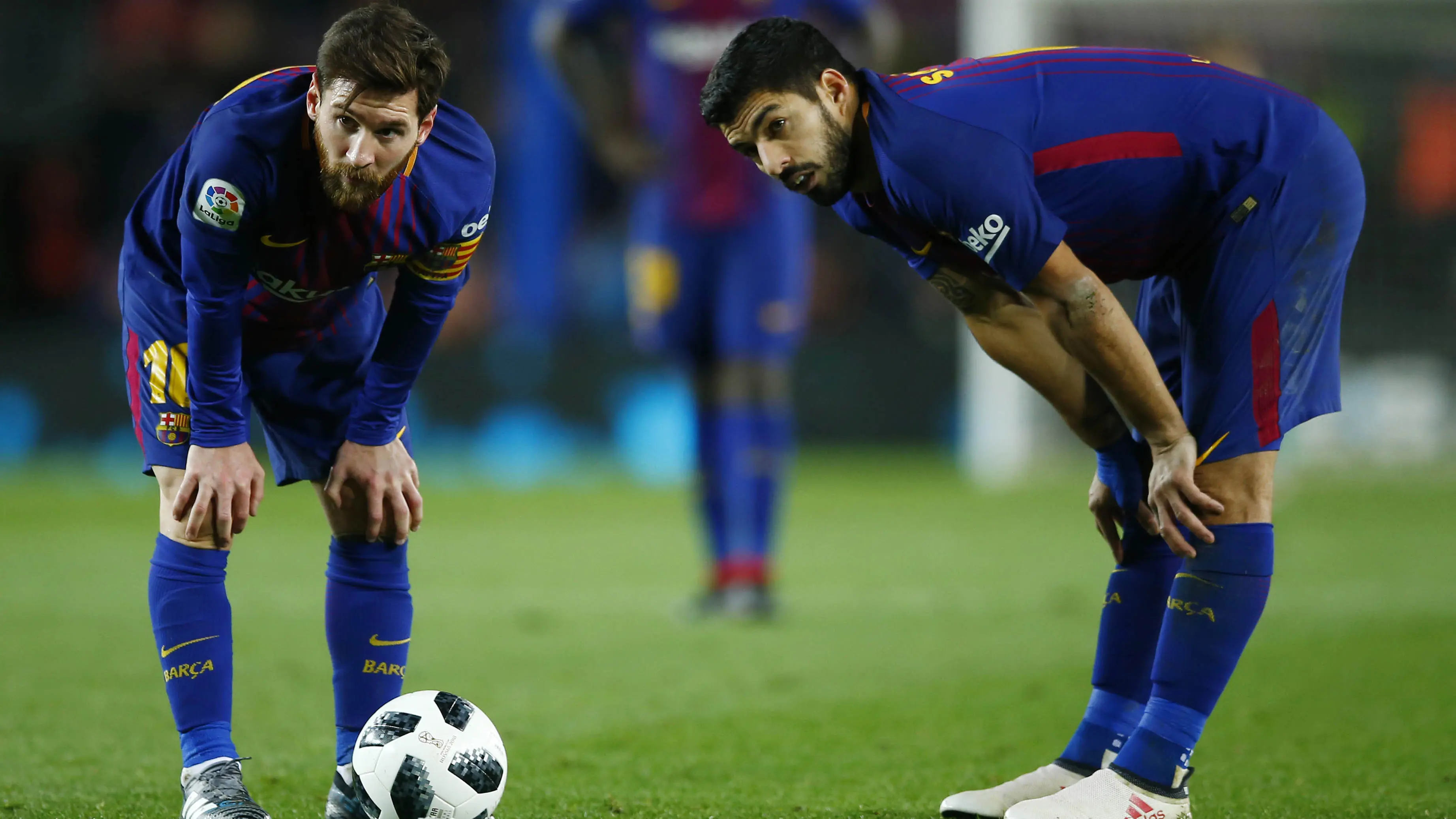 Striker Barcelona, Lionel Messi dan Luis suarez, saat pertandingan melawan Valencia pada laga leg pertama semifinal Copa Del Rey di Stadion Camp Nou, Jumat (2/2/2018). Barcelona menang 1-0 atas Valencia. (AP/Manu Fernandez)