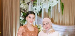 Untuk melengkapi busananya, Aurel memilih hijab segi empat bernuansa nude yang senada dengan palet ivory pada gaun.  [@aurelie.hermansyah].