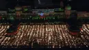 Orang-orang menyalakan lampu di tepi sungai Saryu di Ayodhya, India, Rabu (3/11/2021). Lebih dari 900.000 lampu minyak dinyalakan dan terus menyala selama 45 menit saat kota Ayodhya mempertahankan Rekor Dunia Guinness sebagai bagian dari perayaan festival Diwali. (AP Photo/Rajesh Kumar Singh)