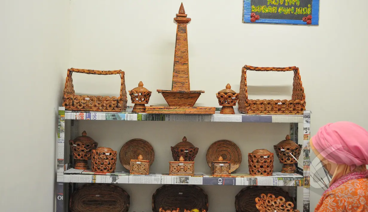 Hasil karya kerajinan tangan di salah satu kios Beranda Nusantara di Mal Kasablanka, Jakarta, Jumat (22/5/2015). Walikota Jaksel merelokasi puluhan UKM dan PKL ke dalam Mal Kasablanka. (Liputan6.com/Herman Zakharia)