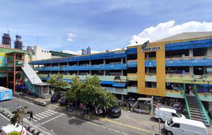 Suasana tampak depan Pasar Blok G yang kini ditinggali pedagang dan pembeli. Banyak kios kosong. Hanya segelintir pedagang yang masih bertahan di sana. (Liputan6.com/Rio Ferdinand)