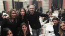 "Lunch avec Mes amis a paris !" tulis pelantun lagu 'Aku Tak Biasa' ini saat bersama temanya.  (Instagram/@princessyahrini)