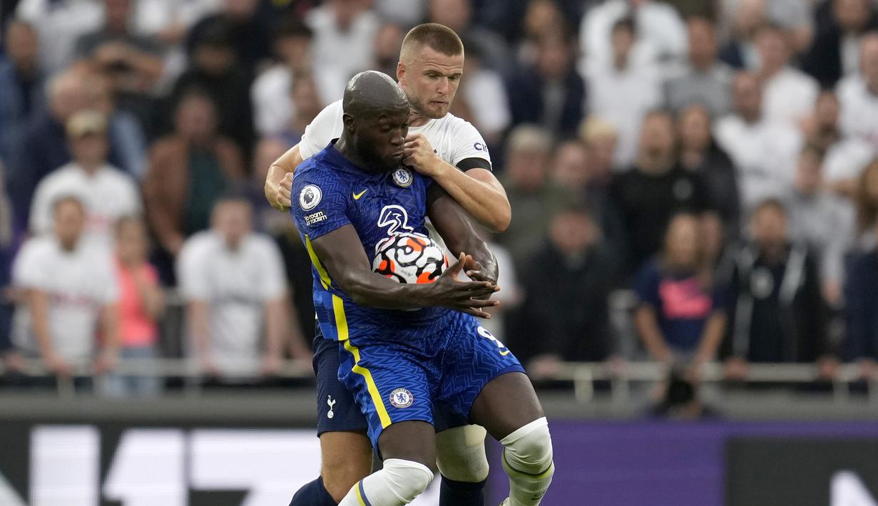 Chelsea pun balas mengancam di menit ke-16. Sayang, tembakan keras Romelu Lukaku masih melebar dari gawang Tottenham. (AP/Matt Dunham)