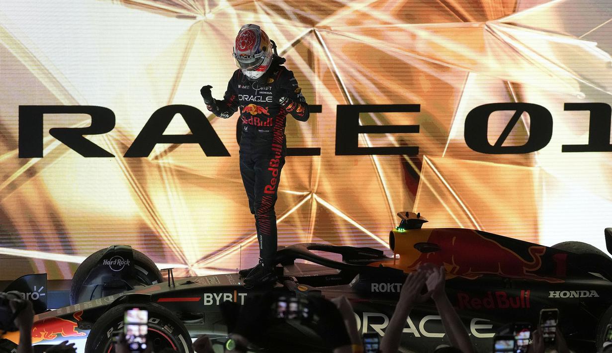 Pebalap Red Bull, Max Verstappen merayakan kemenangan setelah menjuarai balapan Formula 1 GP Bahrain 2023 yang berlangsung di Sirkuit Internasional Bahrin, Sakhir, Minggu (05/03/2023) WIB. (AP Photo/Frank Augstein)