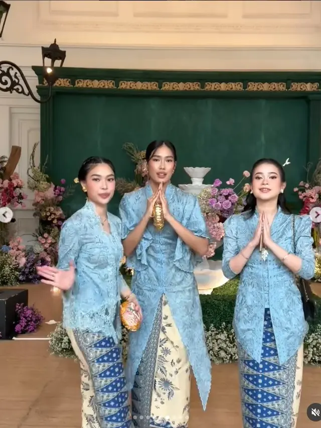 6 Potret Kebaya Brokat Biru Pastel Alika Islamadina di Pernikahan Anak Alya Rohali