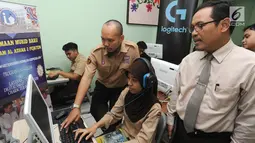 Kepala Sekolah Abu Hurairah, menyaksikan siswa menggunakan peralatan gaming pada penyerahan perlengkapan e-lab berupa mouse, keyboard dan headset gaming Logitech G di SMA Al-Azhar 2 Pejaten, Jakarta, Rabu (14/8/2019). (Liputan6.com/HO/Ady)