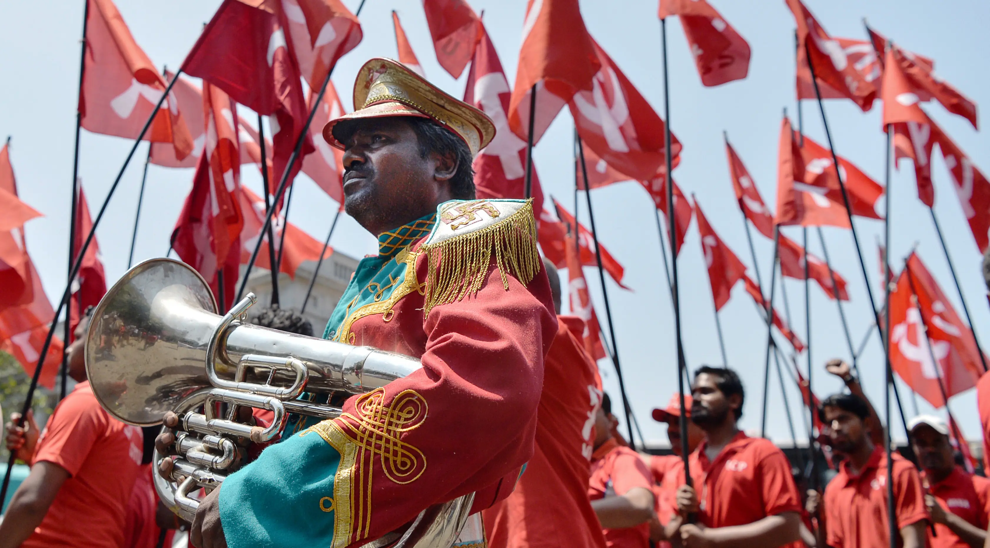 Pekerja India berpakaian merah selama pawai May Day di Bangalore, Senin (1/5). Pekerja di berbagai belahan dunia mengadakan aksi Hari Buruh Internasional dengan memadati jalan-jalan besar untuk menyuarakan aspirasi. (MANJUNATH KIRAN/A.M. Ahad)