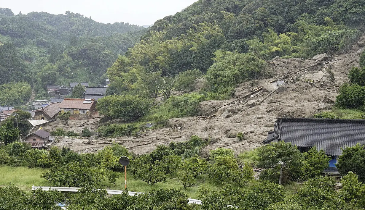 Lokasi longsor di Karatsu, prefektur Saga, Jepang selatan Senin, 10 Juli 2023. (Kyodo News via AP)