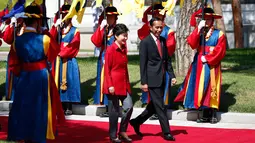 Presiden RI, Joko Widodo berjalan bersama Presiden Korea Selatan Park Geun-hye di Blue House, Korea Selatan (16/5). Jokowi dan Presiden Park melakukan pertemuan bilateral, termasuk untuk membahas 7 nota kesepahaman. (AFP PHOTO/KIM HONG-JI)