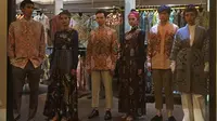 Iwan Tirta Private Collection mempersembahkan koleksi Lebaran 2023 yang mengusung tema "Pranargya". (Liputan6.com/Putu Elmira)