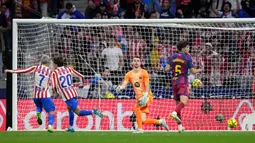 Blaugrana sempat tertinggal satu gol dari tuan rumah pada menit ke-39 melalui Guiliano Simeone. (AP Photo/Bernat Armangue)