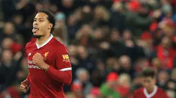 Bek Liverpool, Virgil Van Dijk melakukan selebrasi usai mencetak gol ke gawang Everton pada pertandingan Piala FA di Anfield, Inggris (5/1). Virgil dibeli dari Southampton seharga 75 juta pound (sekitar Rp 1,3 triliun). (AP Photo / Rui Vieira)