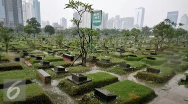 Suku Dinas Pertamanan dan Pemakaman Jakarta Pusat akan buat ratusan lubang biopori di Tempat Pemakaman Umum (TPU) Karet Bivak, Jakarta, Rabu (13/7). Pembuatan lubang biopori bertujuan agar TPU makam tidak tergenang saat hujan. (Liputan6.com/Yoppy Renato)