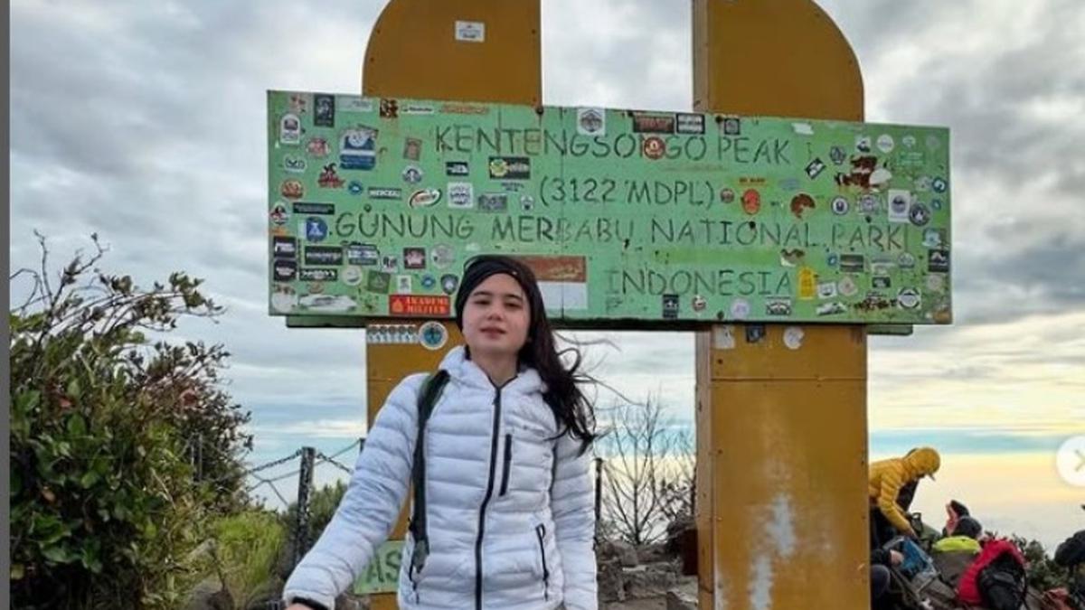 Tissa Biani Sampaikan Pesan Spesial untuk Ulang Tahun Ibunda Tercinta dari Puncak Merbabu