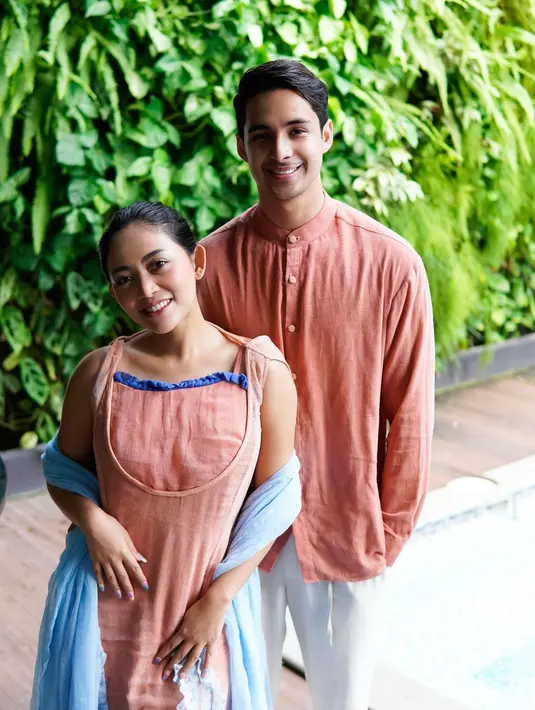 Outfit couple ala Rachel dan Salim. Rachel dengan dress berwarna peach yang cantik, dengan selendang berwarna biru muda yang lembut. Salim tampil dengan baju koko lengan panjang berwarna peach yang senada dan celana panjang putih. Foto: Instagram.