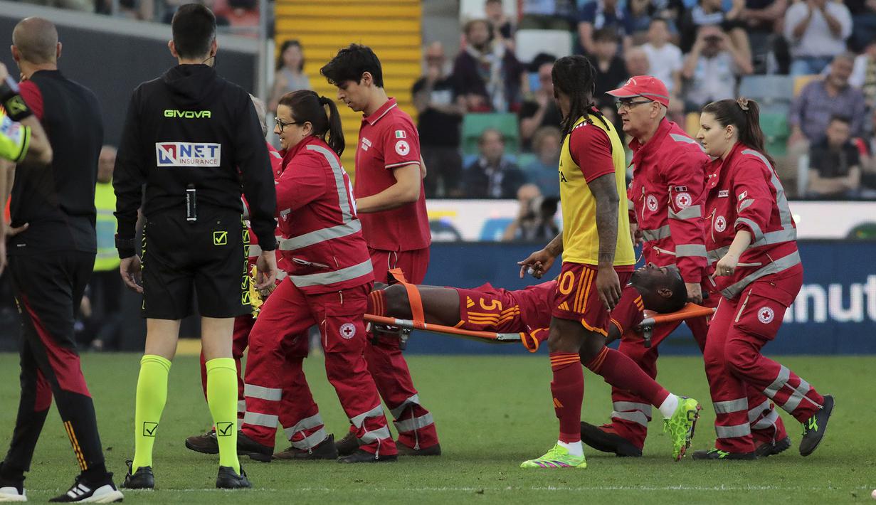 Saat digotong, Evan Ndicka memberikan isyarat kepada sang pelatih, Danielle De Rossi bahwa dirinya baik-baik saja. (AP Photo/LaPresse/Andrea Bressanutti)