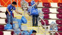 Aksi bersih-bersih yang dilakukan pemain dan suporter Jepang banjir pujian dari netizen mancanegara. @fifa.