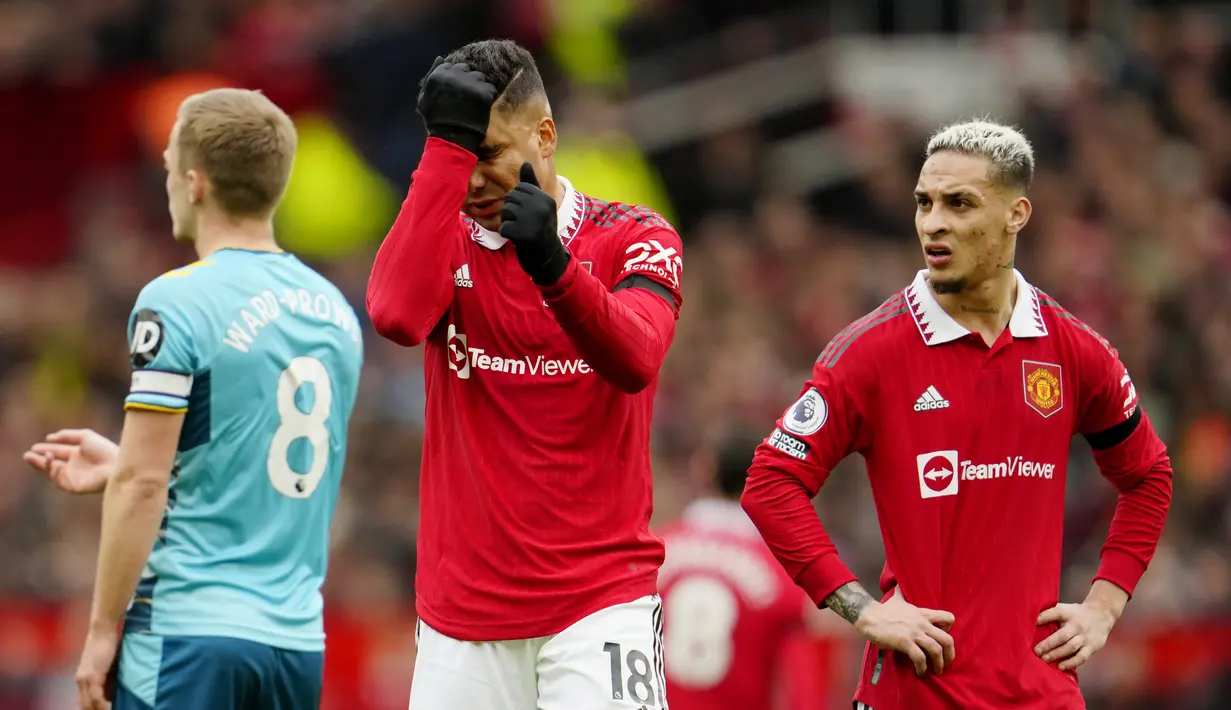 Pemain Manchester United, Casemiro, tampak kecewa setelah mendapat kartu merah pada laga Liga Inggris di Stadion Old Trafford, Minggu (12/3/2023). (AP Photo/Jon Super)