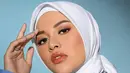 Tatanan hijab dengan cara diikat rapi ke belakang ini memang paling cocok untuk menunjukkan detail kerah yang unik pada outfitmu. (Instagram.com/aurelie.hermansyah).