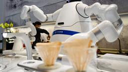 Robot pembuat kopi di acara Olimpiade Musim Dingin Beijing 2022 di stasiun kereta Taizicheng di Zhangjakou pada 29 Januari 2022. (AFP/Jewel Samad)