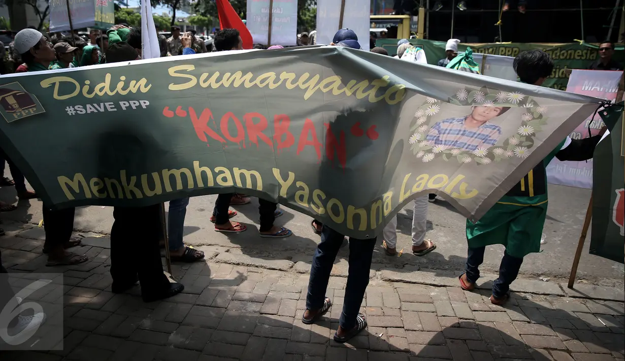 Pendukung PPP kubu Djan Faridz membawa spanduk bergambar kader PPP Didin Sumaryanto saat berdemosntrasi di depan Kemenkumham, Jakarta, Senin (25/4). Mereka mendesak agar MenkumHAM Yasona Laoly mundur dari jabatannya. (Liputan6.com/Faizal Fanani)