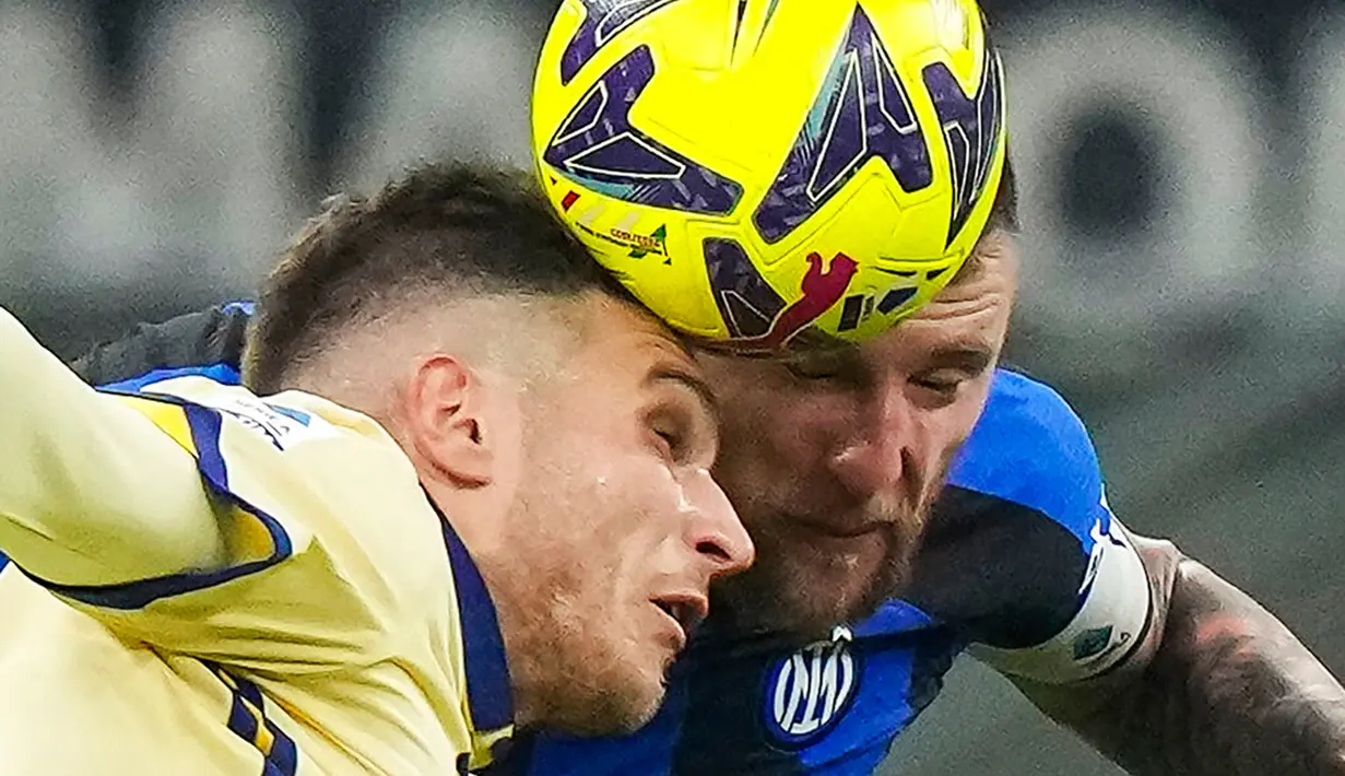 Pemain Inter Milan Milan Skriniar (kanan) berebut bola dengan pemain Verona Darko Lazovic pada pertandingan sepak bola Liga Italia di Stadion San Siro, Milan, Italia, 14 Januari 2023. Inter Milan mengalahkan Verona dengan skor 1-0. (AP Photo/Luca Bruno)