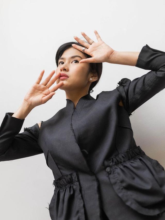 Riri Moeya merilis single baru "Sengaja Salah" karya musisi Bemby Noor. (Foto: Dok. Instagram @ririmoeya_)