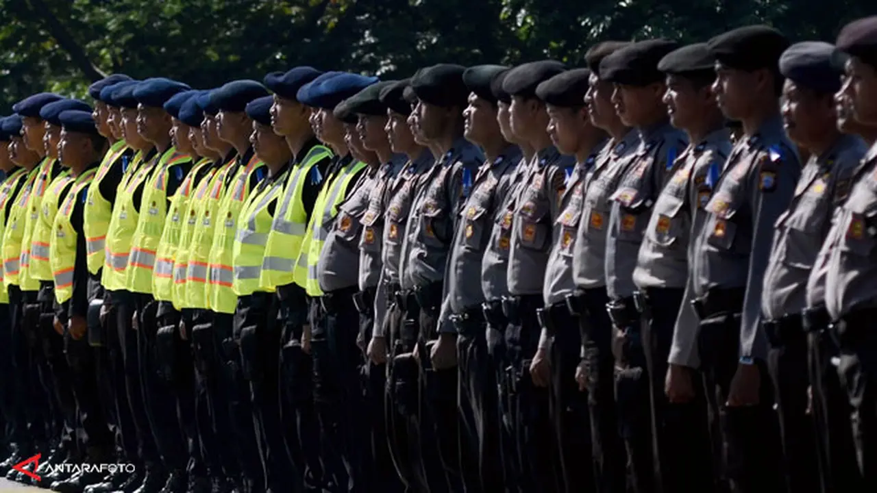 polisi-amankan-monas130807b.jpg