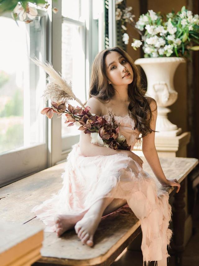 Gaya Pemotretan Agatha Chelsea Pakai Gaun, Bak Putri Bangsawan. (Sumber: Instagram/agatha_chelsea)