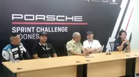 Konferensi Pers jelas Porsche Sprint Challenge dihadiri oleh Dirut MGPA Priandhi Satria, Ananda Mikola (IMI), Bagoes Hermanto (CEO Superstar) dan pembalap Porsche Indonesia Febby Sagita.